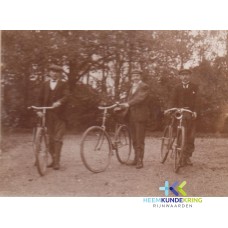 br 32 3 mannen met fiets